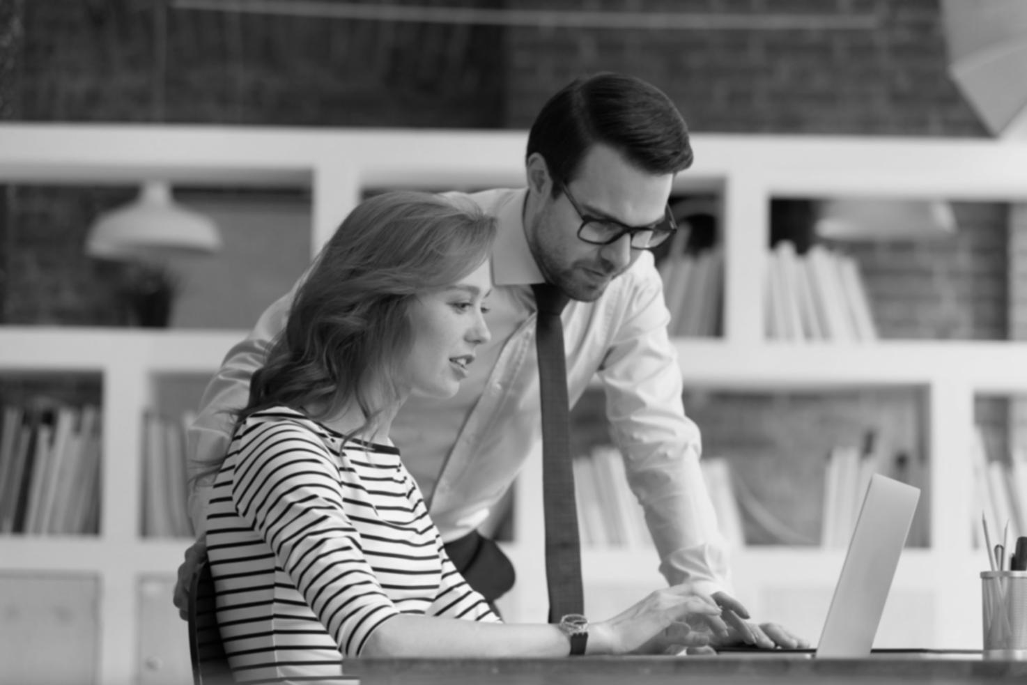 Modern learning environment at Beluxentis with students engaged in mobile SEO practical exercises