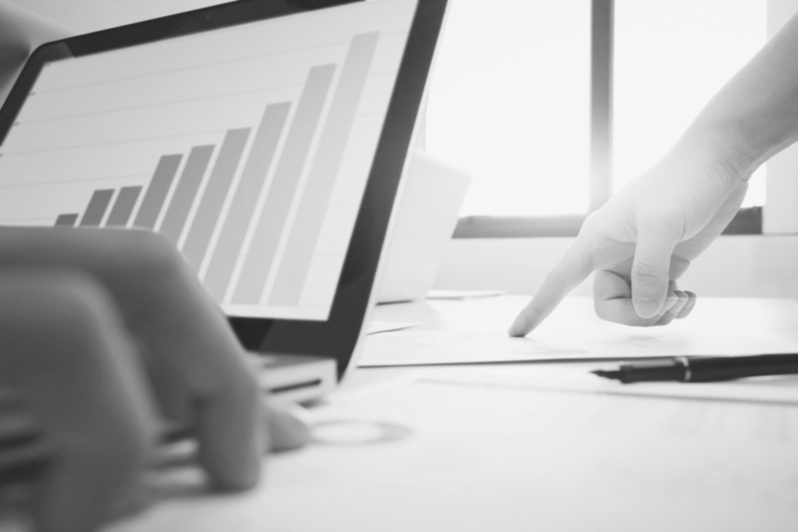 Students working through mobile optimization techniques during Beluxentis practical session